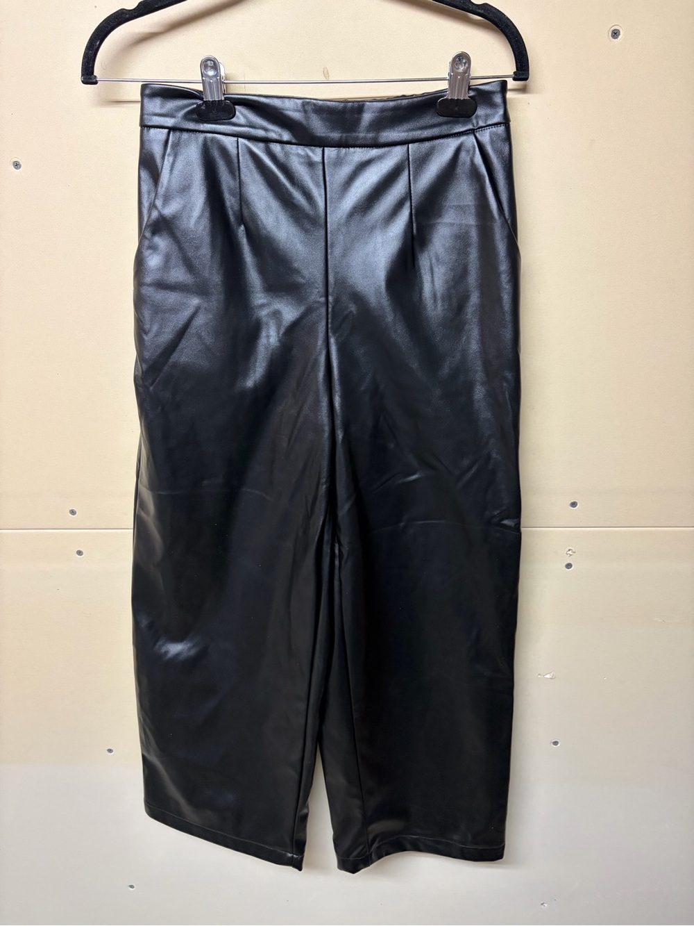 2/$30⚡️- PANTS | Women’s Emery Rose faux leather pants (capris length) size M